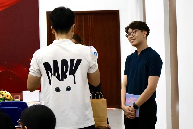 Hiểu bản thân là cách để người trẻ tự bảo vệ mình- Ảnh 2.