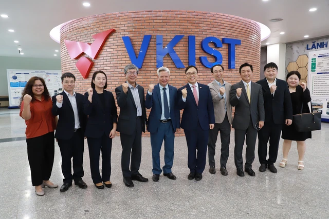 South Korea eyes deeper tech, supply chain ties with Vietnam ahead of President Lee’s visit - Ảnh 6.