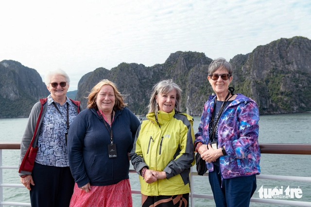 Senior friends from Australia explore Vietnam’s top destinations, local cuisine - Ảnh 2.