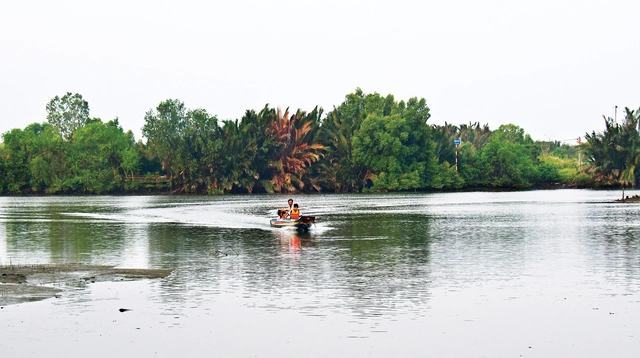 Khi học trò "đạp gió, rẽ sóng" đến trường - Ảnh 2.