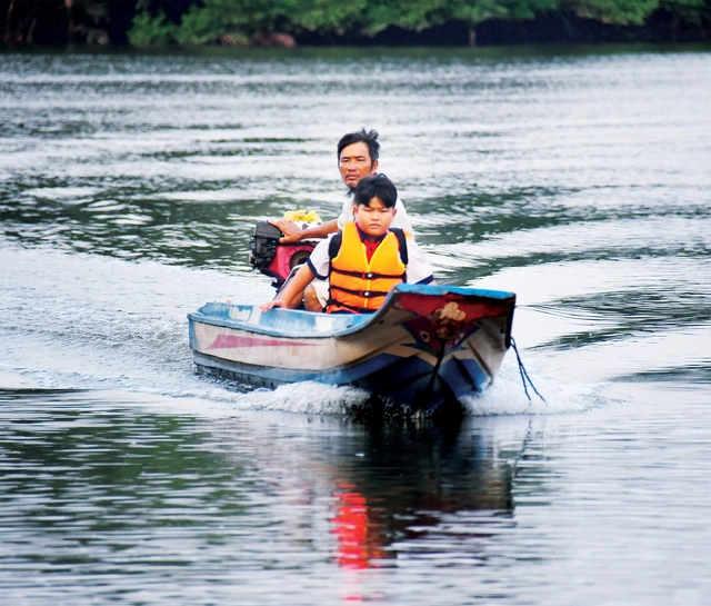 Khi học trò "đạp gió, rẽ sóng" đến trường - Ảnh 1.