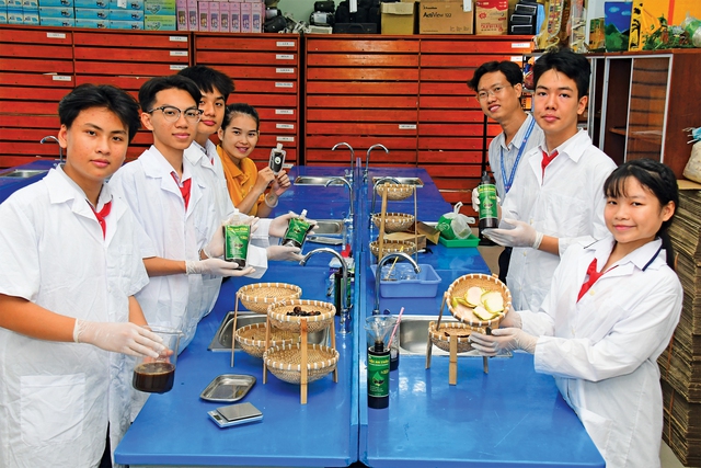 Dầu gội thảo dược "made in học trò" - Ảnh 1.