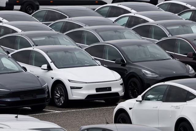 European car sales grow in March as EV rise offsets combustion engine decline- Ảnh 1.