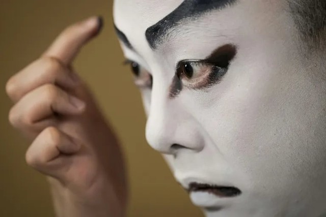 'Dancing in their hands': Japan wig masters set stage alive- Ảnh 1.