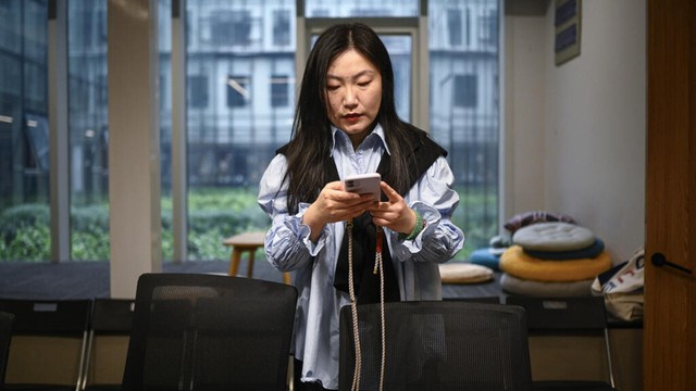 Young Chinese use AI to launch one-person firms over job anxiety- Ảnh 1.