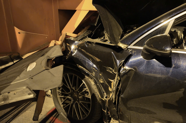 6-vehicle pile-up on Ho Chi Minh City bridge causes traffic gridlock - Ảnh 1.