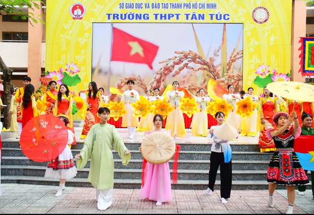 Trường THPT Tân Túc đạt chuẩn quốc gia mức độ 2- Ảnh 2.