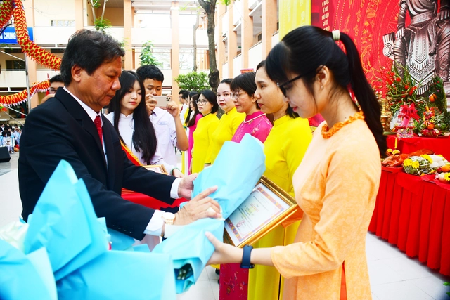 Trường THPT Tân Túc đạt chuẩn quốc gia mức độ 2- Ảnh 6.