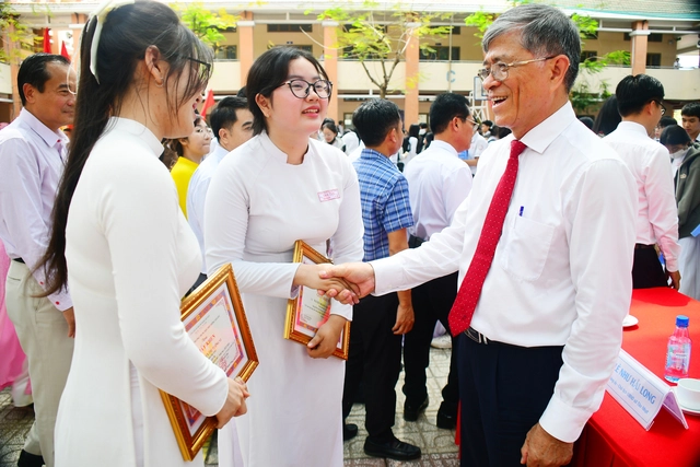 Trường THPT Tân Túc đạt chuẩn quốc gia mức độ 2- Ảnh 1.