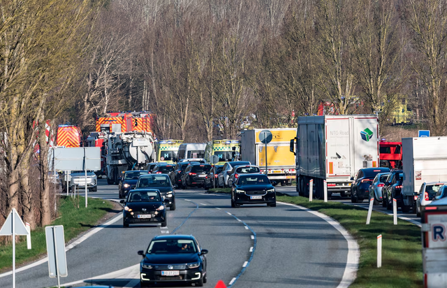 Two trains collide in Denmark, injuring 17 people, emergency service says- Ảnh 1.