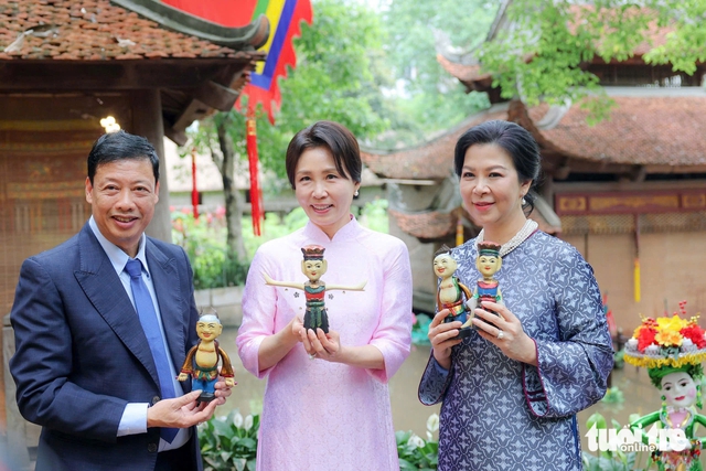 South Korean first lady wears Vietnamese ‘ao dai,’ joins cultural visit in Hanoi- Ảnh 1.
