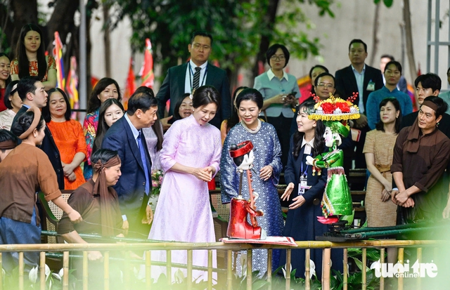 South Korean first lady wears Vietnamese ‘ao dai,’ joins cultural visit in Hanoi- Ảnh 2.