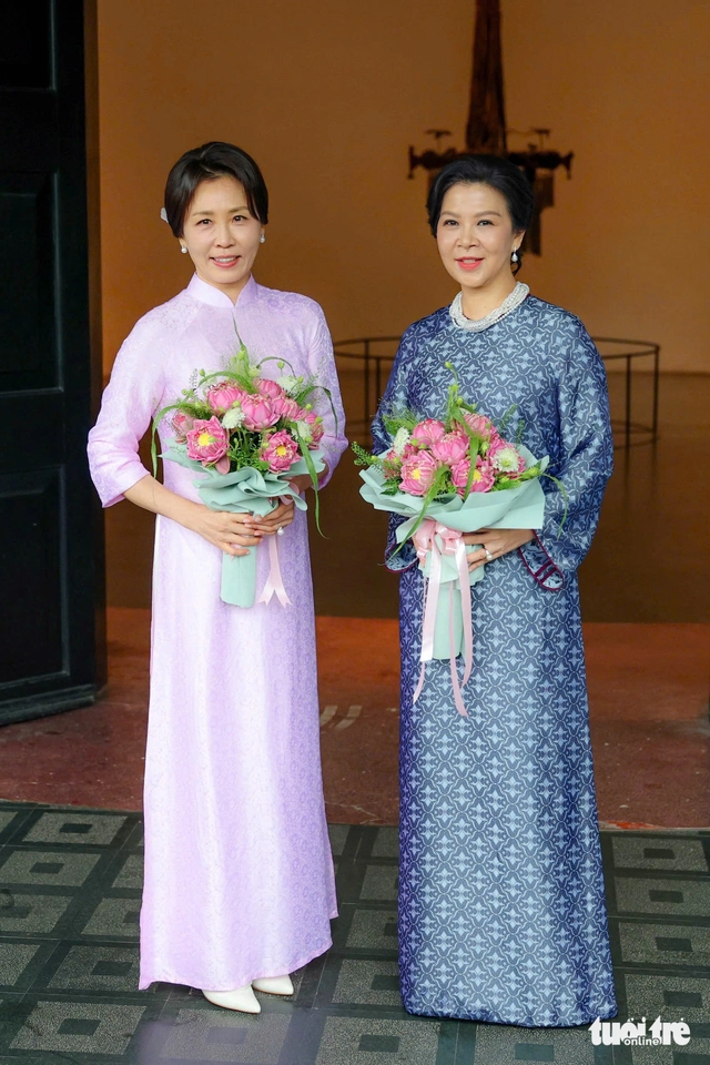 South Korean first lady wears Vietnamese ‘ao dai,’ joins cultural visit in Hanoi- Ảnh 3.