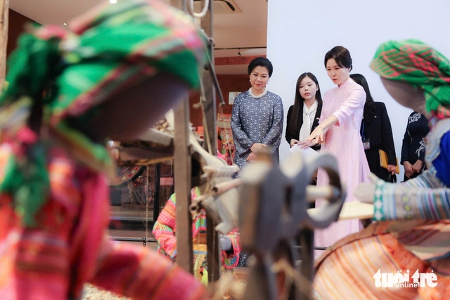 South Korean first lady wears Vietnamese ‘ao dai,’ joins cultural visit in Hanoi- Ảnh 5.