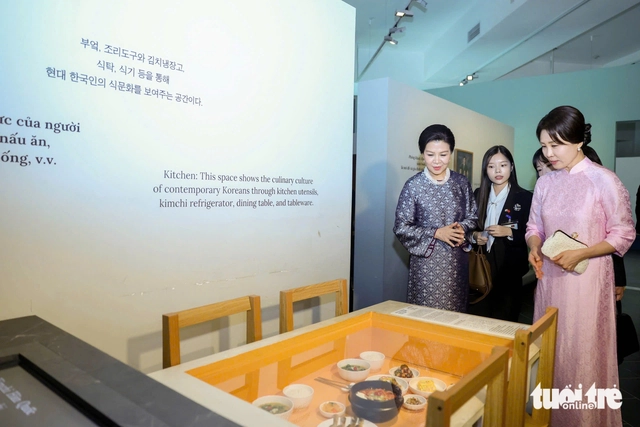 South Korean first lady wears Vietnamese ‘ao dai,’ joins cultural visit in Hanoi- Ảnh 6.