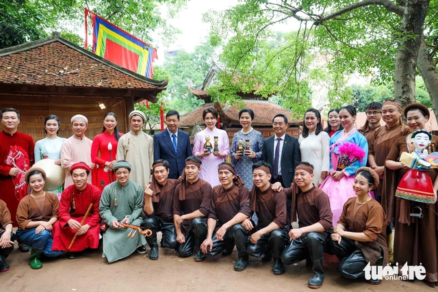 South Korean first lady wears Vietnamese ‘ao dai,’ joins cultural visit in Hanoi- Ảnh 13.