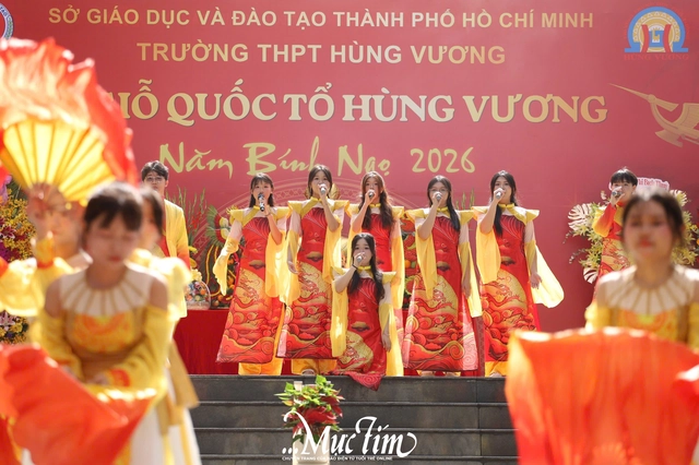 Học sinh Trường THPT Hùng Vương xem thầy cô kể chuyện cội nguồn trên sân khấu - Ảnh 15.