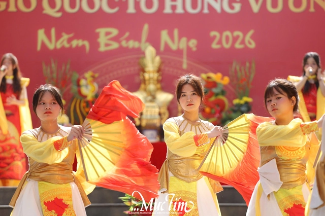 Học sinh Trường THPT Hùng Vương xem thầy cô kể chuyện cội nguồn trên sân khấu - Ảnh 16.