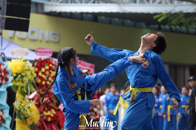 Học sinh Trường THPT Hùng Vương xem thầy cô kể chuyện cội nguồn trên sân khấu - Ảnh 17.