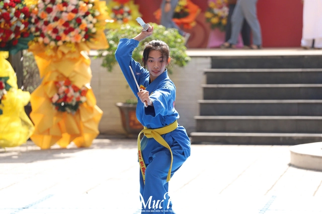 Học sinh Trường THPT Hùng Vương xem thầy cô kể chuyện cội nguồn trên sân khấu - Ảnh 18.