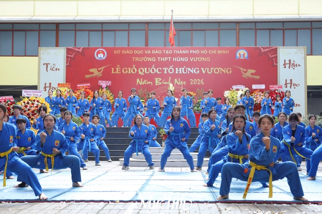 Học sinh Trường THPT Hùng Vương xem thầy cô kể chuyện cội nguồn trên sân khấu - Ảnh 19.