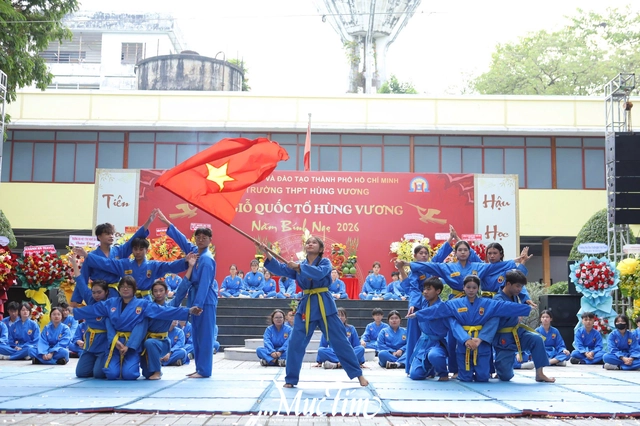 Học sinh Trường THPT Hùng Vương xem thầy cô kể chuyện cội nguồn trên sân khấu - Ảnh 20.