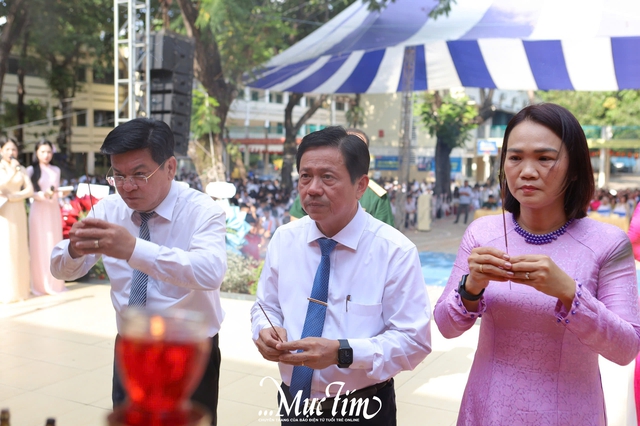 Học sinh Trường THPT Hùng Vương xem thầy cô kể chuyện cội nguồn trên sân khấu - Ảnh 2.