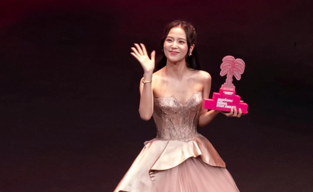 Jisoo tỏa sáng tại Cannes, BIGBANG hé lộ tour diễn kỷ niệm 20 năm ra mắt- Ảnh 1.