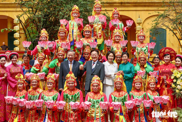 Vietnamese, South Korean leaders visit Thang Long Imperial Citadel in Hanoi- Ảnh 11.