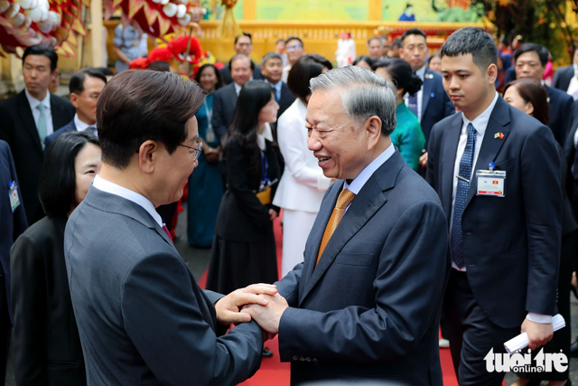 Vietnamese, South Korean leaders visit Thang Long Imperial Citadel in Hanoi- Ảnh 12.