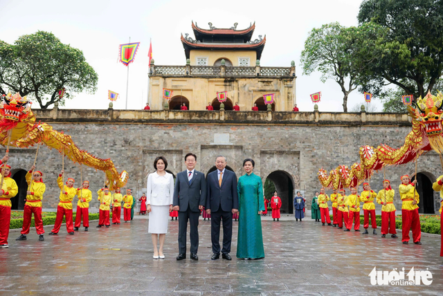 Vietnamese, South Korean leaders visit Thang Long Imperial Citadel in Hanoi- Ảnh 4.