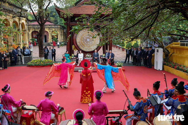 Vietnamese, South Korean leaders visit Thang Long Imperial Citadel in Hanoi- Ảnh 5.