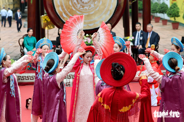 Vietnamese, South Korean leaders visit Thang Long Imperial Citadel in Hanoi- Ảnh 6.