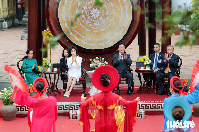 Vietnamese, South Korean leaders visit Thang Long Imperial Citadel in Hanoi- Ảnh 7.