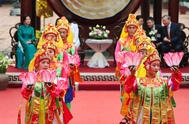 Vietnamese, South Korean leaders visit Thang Long Imperial Citadel in Hanoi- Ảnh 8.