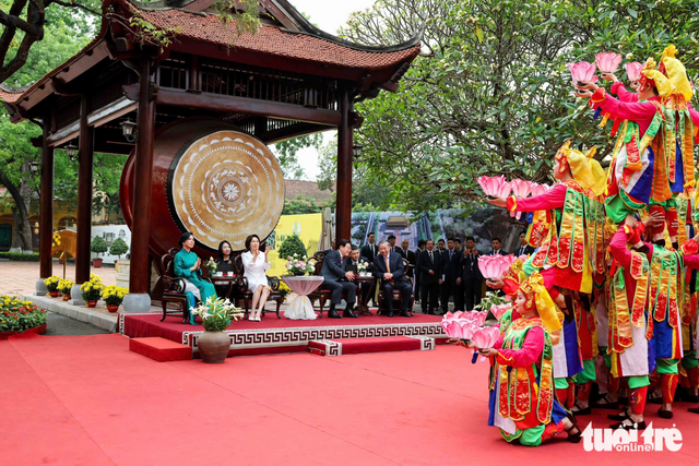 Vietnamese, South Korean leaders visit Thang Long Imperial Citadel in Hanoi- Ảnh 9.