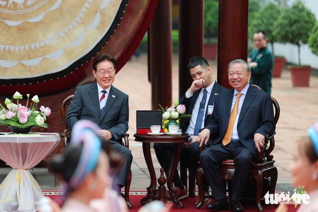Vietnamese, South Korean leaders visit Thang Long Imperial Citadel in Hanoi- Ảnh 10.