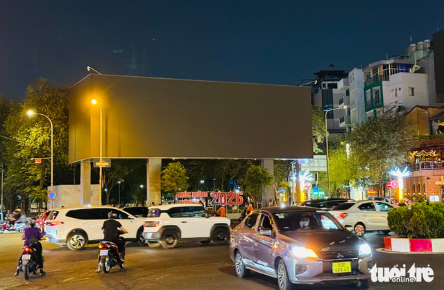 Ho Chi Minh City businesses switch off billboards to save power- Ảnh 2.