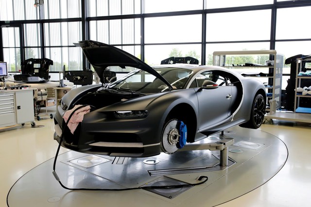 Porsche to sell stake in sports car maker Bugatti - Ảnh 1.