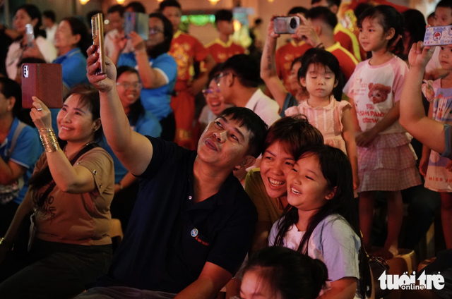 Ho Chi Minh City officially opens Cho Lon night quarter- Ảnh 3.