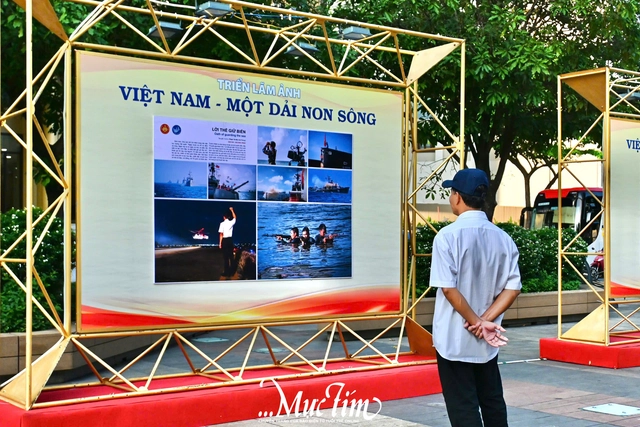 Đến đường đi bộ Nguyễn Huệ thưởng thức triển lãm ảnh 'Việt Nam - Một dải non sông'- Ảnh 3.