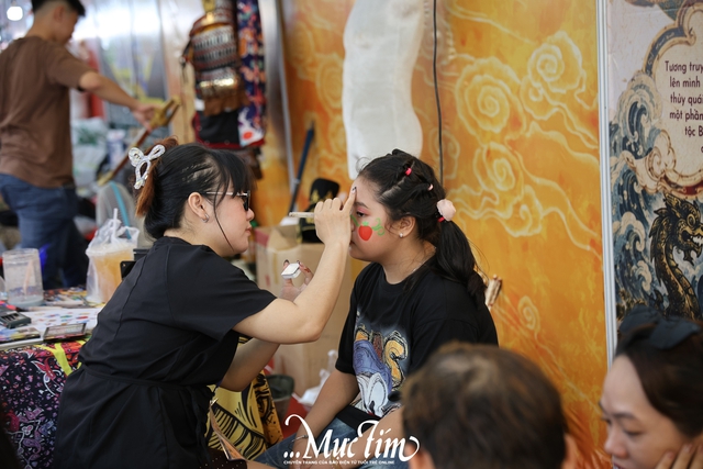 Ghé Thảo cầm viên, thử làm gốm, làm bánh tại Lễ hội Sắc màu Văn hóa- Ảnh 4.