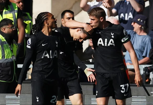 Kết quả Ngoại hạng Anh ngày 25-4: Arsenal lấy lại ngôi đầu, Tottenham thắng nghẹt thở - Ảnh 1.