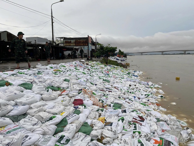 Da Nang orders $19mn emergency embankment project to curb erosion - Ảnh 2.