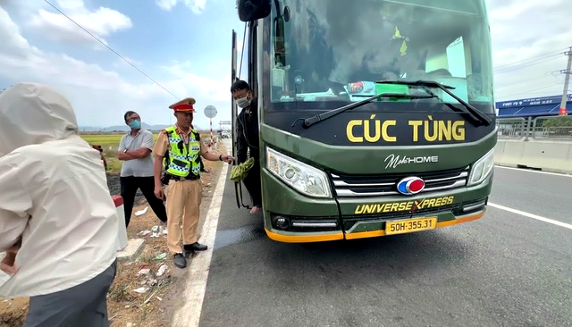 Vietnamese driver, operator fined $3,700 for carrying 47 passengers on 34-seat bus - Ảnh 1.