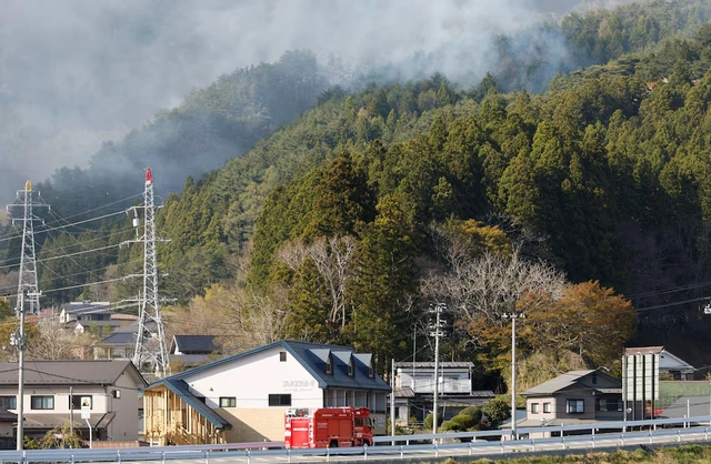 Firefighters in northern Japan struggle to contain blazes as over 3,000 people evacuated- Ảnh 6.