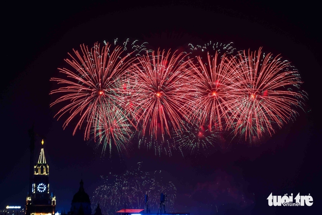Fireworks light up Vietnam's Phu Tho ahead of Hung Kings' Commemoration Day- Ảnh 1.
