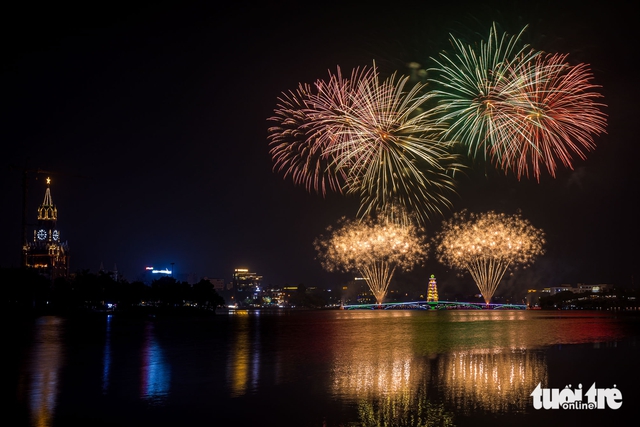 Fireworks light up Vietnam's Phu Tho ahead of Hung Kings' Commemoration Day- Ảnh 2.