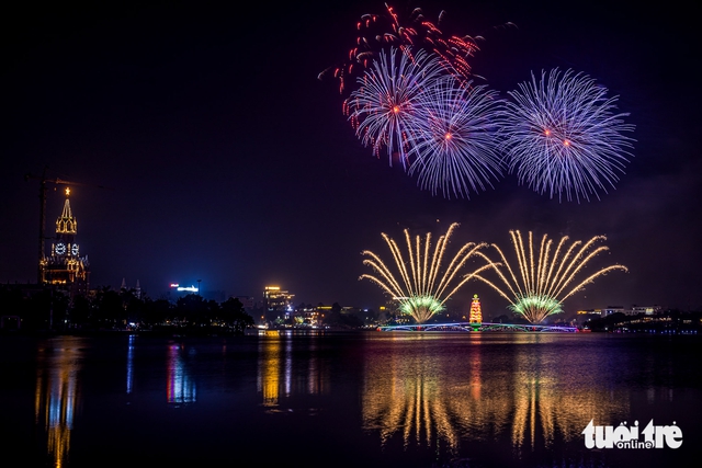 Fireworks light up Vietnam's Phu Tho ahead of Hung Kings' Commemoration Day- Ảnh 3.