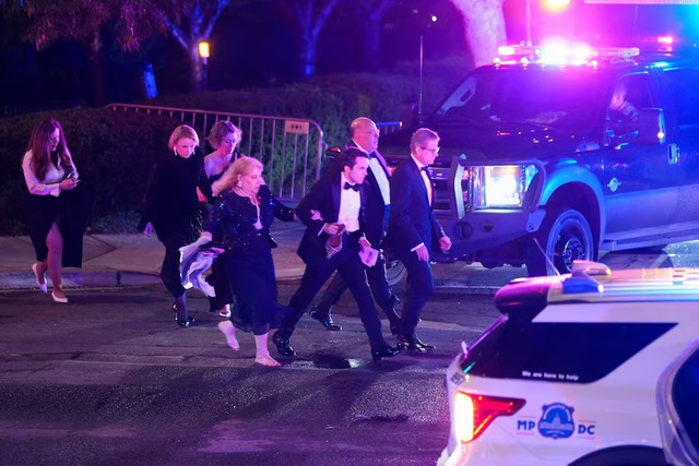 Trump safe after shooting at White House correspondents dinner, suspect in custody- Ảnh 2.